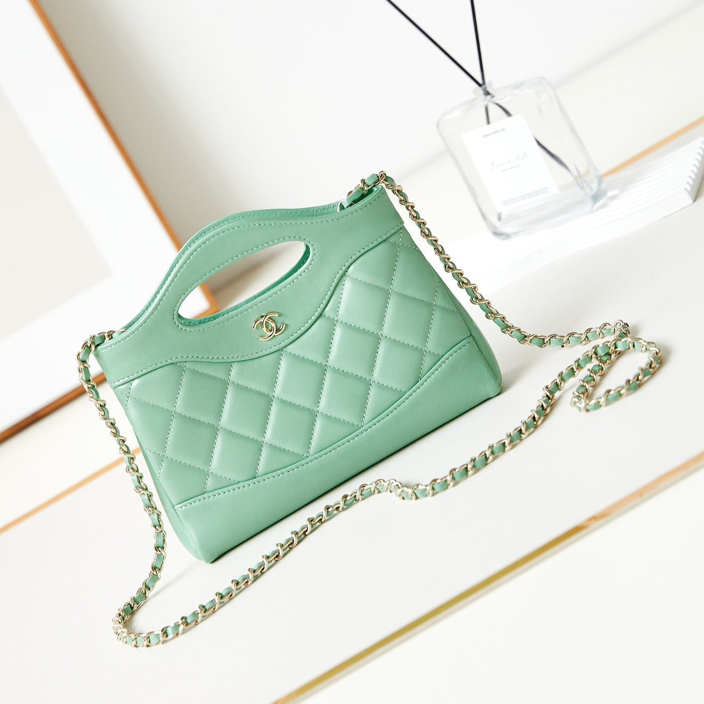 Sac shopping nano cc 24s31 17,5 cm en cuir d'agneau vert clair avec finitions dorées