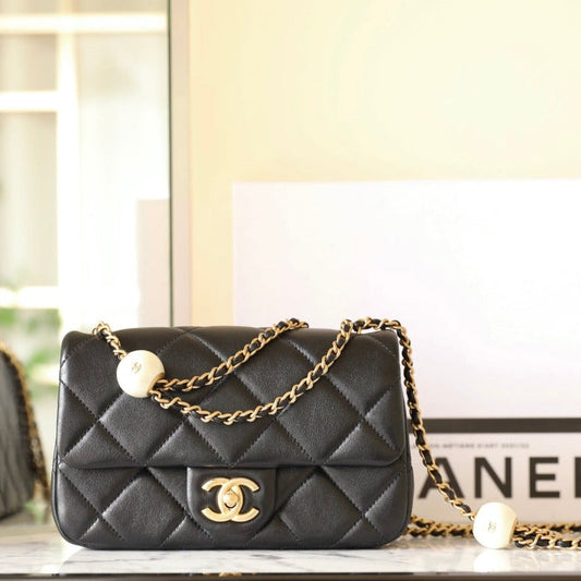 Mini sac à rabat CC 24S 20 cm en cuir d'agneau noir avec boule de perles 