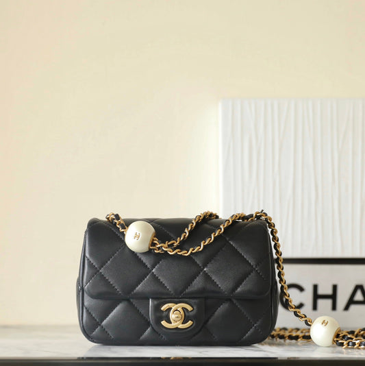 Mini sac à rabat CC 24S 17 cm en cuir d'agneau noir avec boule de perles 