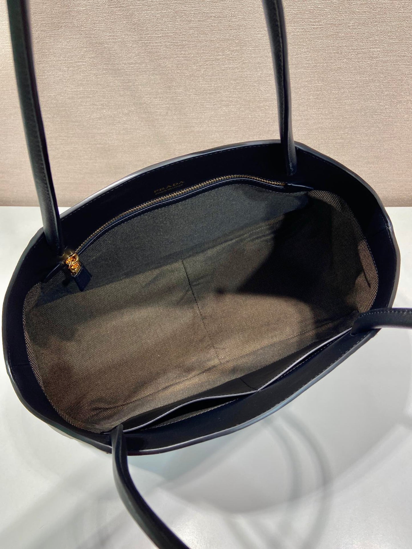SAC CABAS ÉLÉGANT 40 EN CUIR DE VEAU LISSE NOIR