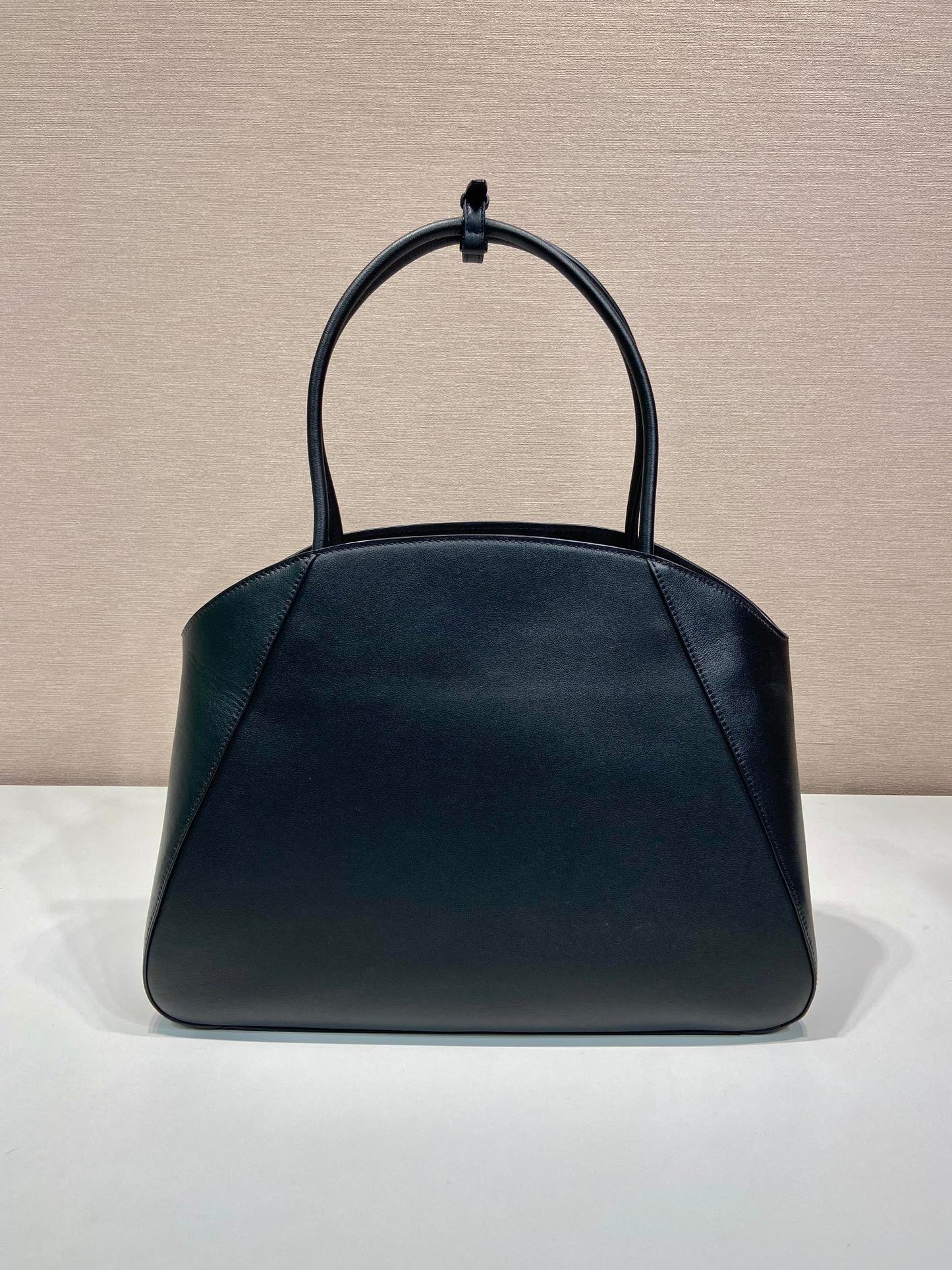SAC CABAS ÉLÉGANT 40 EN CUIR DE VEAU LISSE NOIR