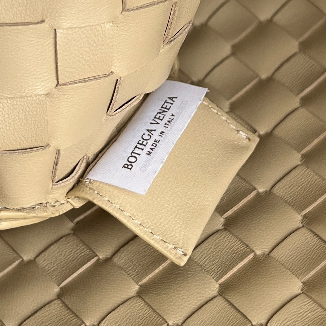 SARDINE 33 AVEC CHAÎNE EN CUIR D'AGNEAU BEIGE