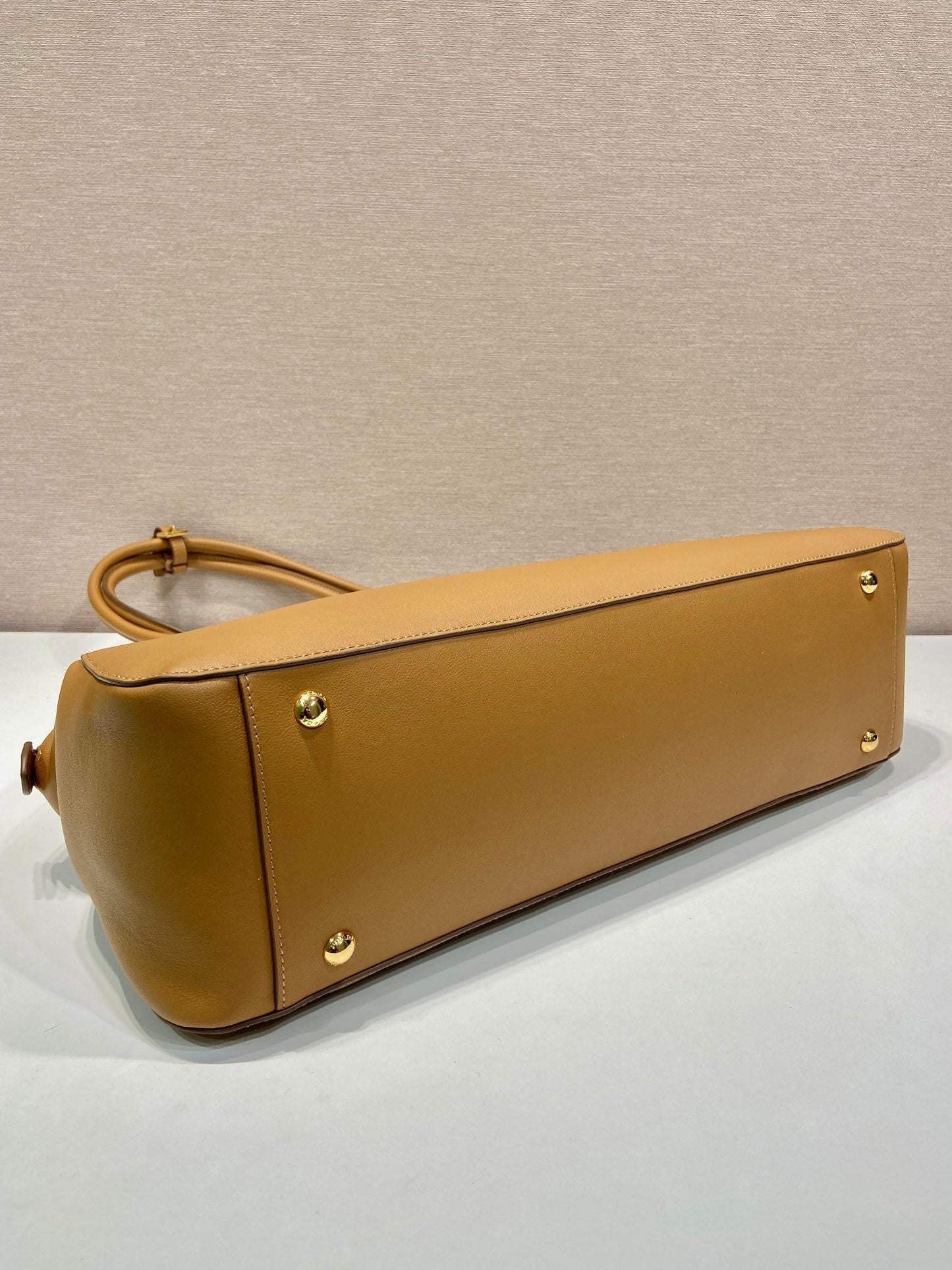 Grand sac cabas 48 avec fermeture éclair en cuir de veau lisse marron cidre