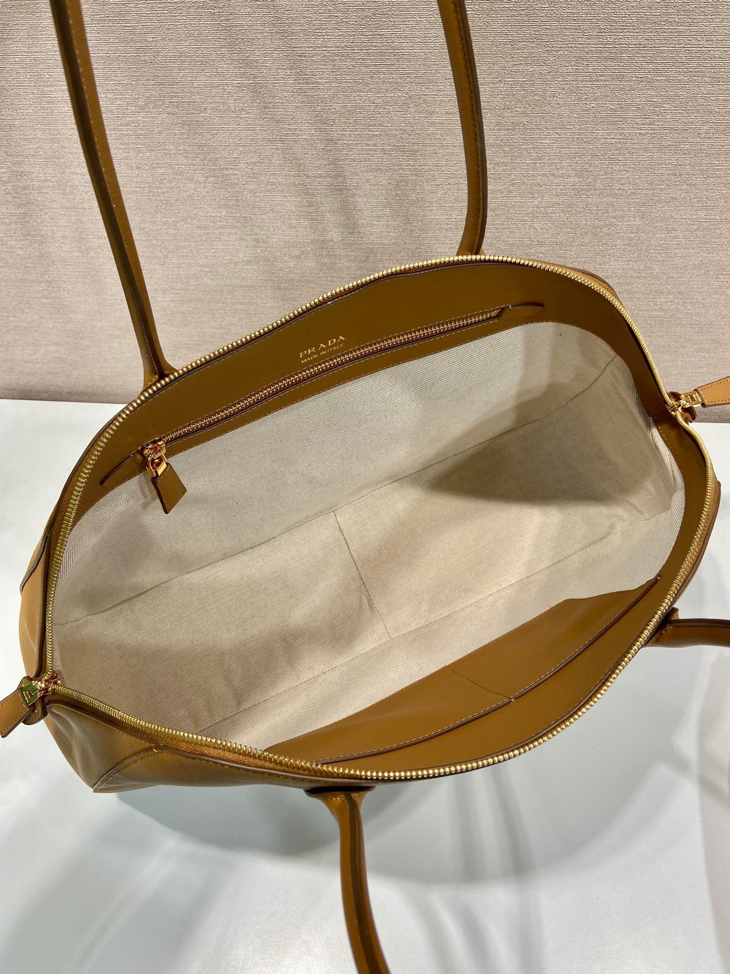 Grand sac cabas 48 avec fermeture éclair en cuir de veau lisse marron cidre