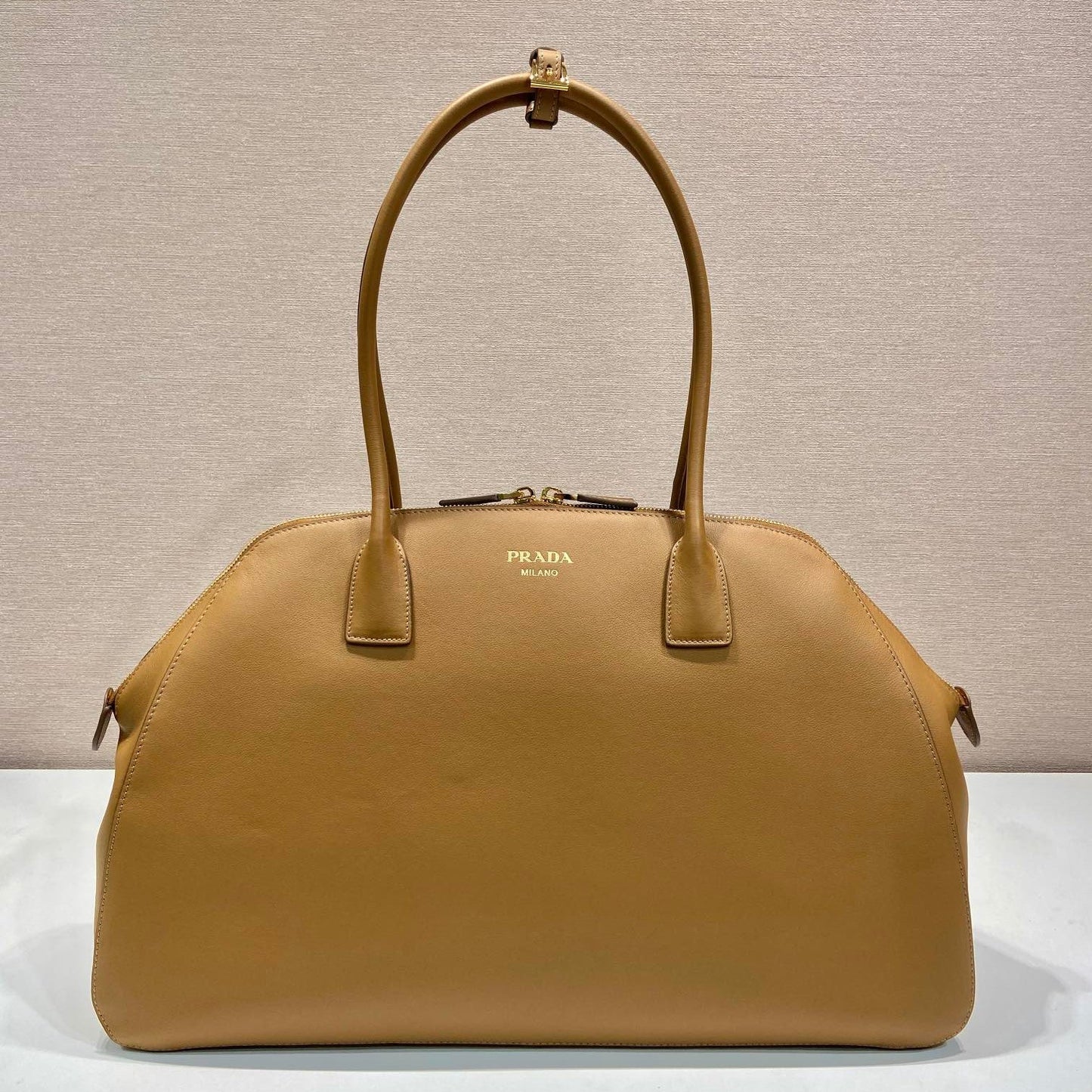Grand sac cabas 48 avec fermeture éclair en cuir de veau lisse marron cidre