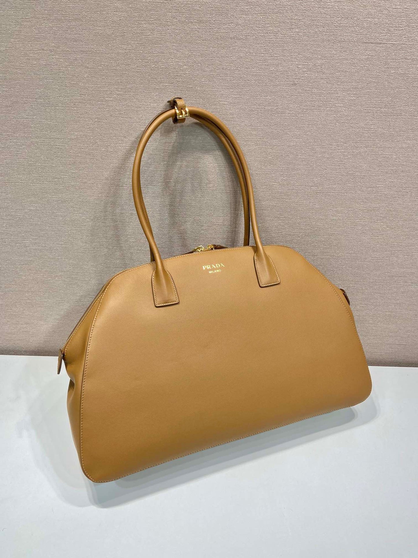 Grand sac cabas 48 avec fermeture éclair en cuir de veau lisse marron cidre