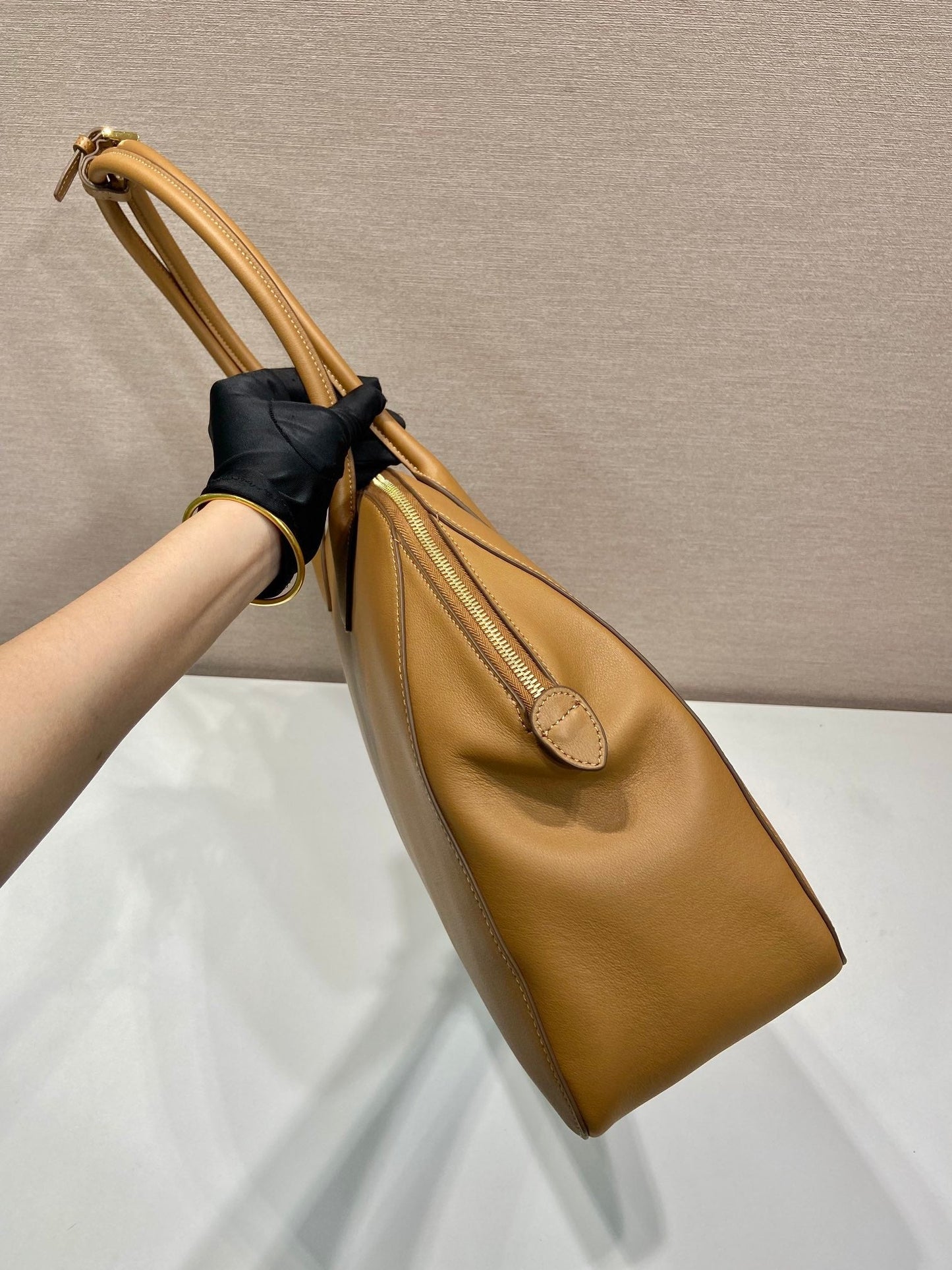 Grand sac cabas 48 avec fermeture éclair en cuir de veau lisse marron cidre