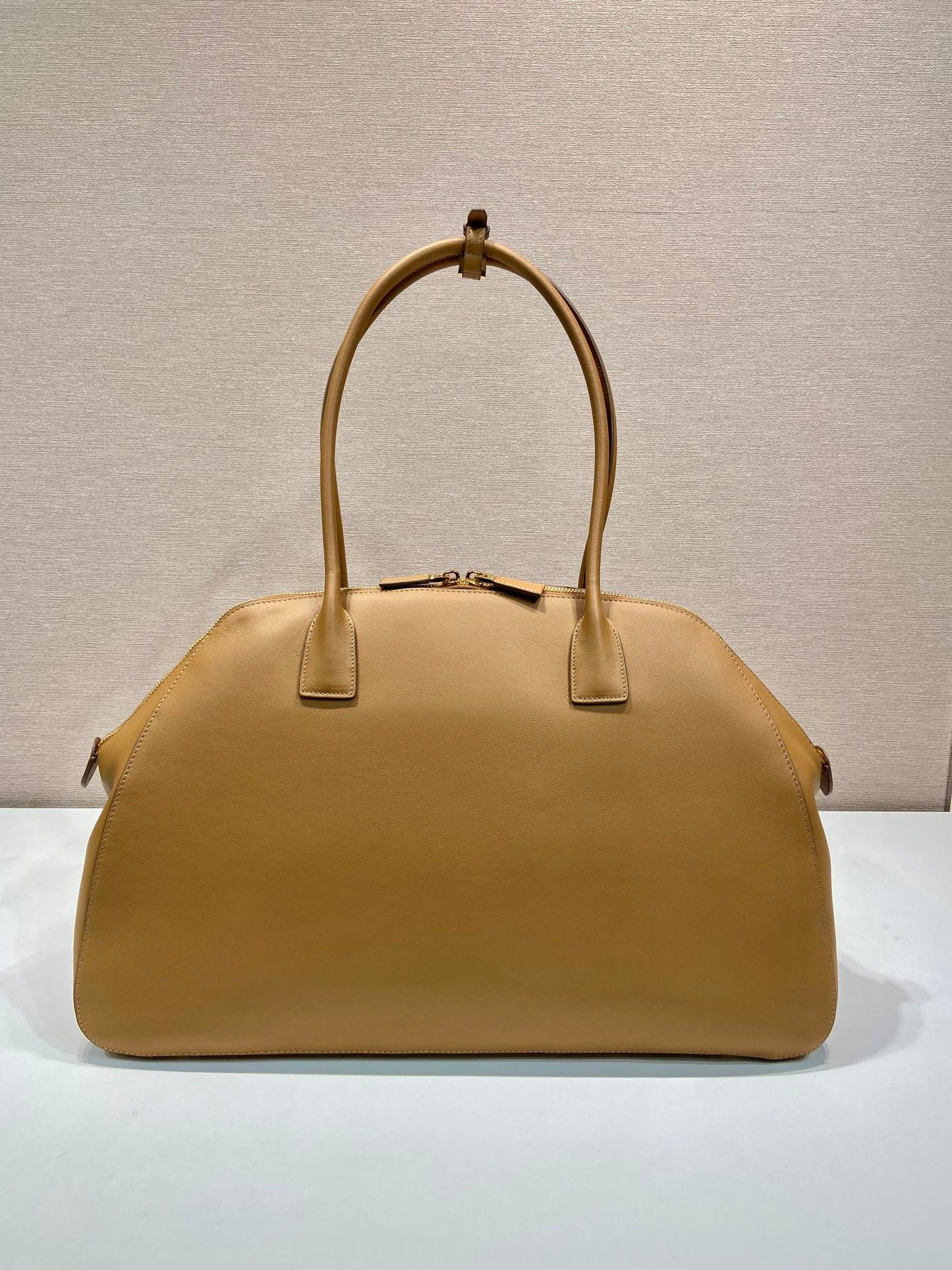 Grand sac cabas 48 avec fermeture éclair en cuir de veau lisse marron cidre