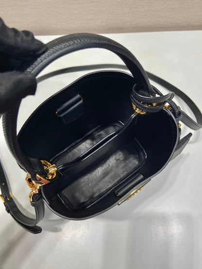 MINI SAC SEAU 18 EN CUIR SAFFIANO NOIR