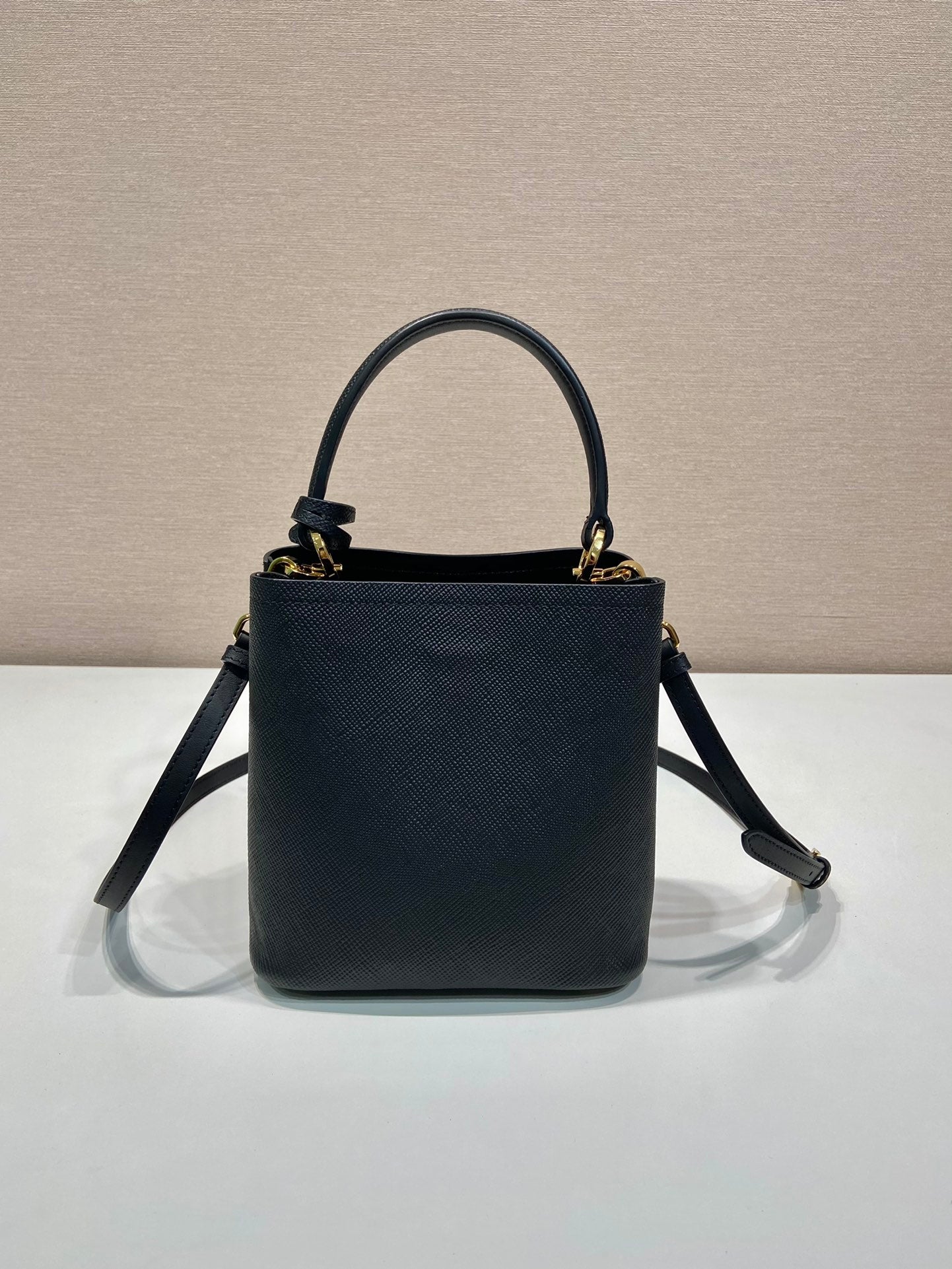 MINI SAC SEAU 18 EN CUIR SAFFIANO NOIR