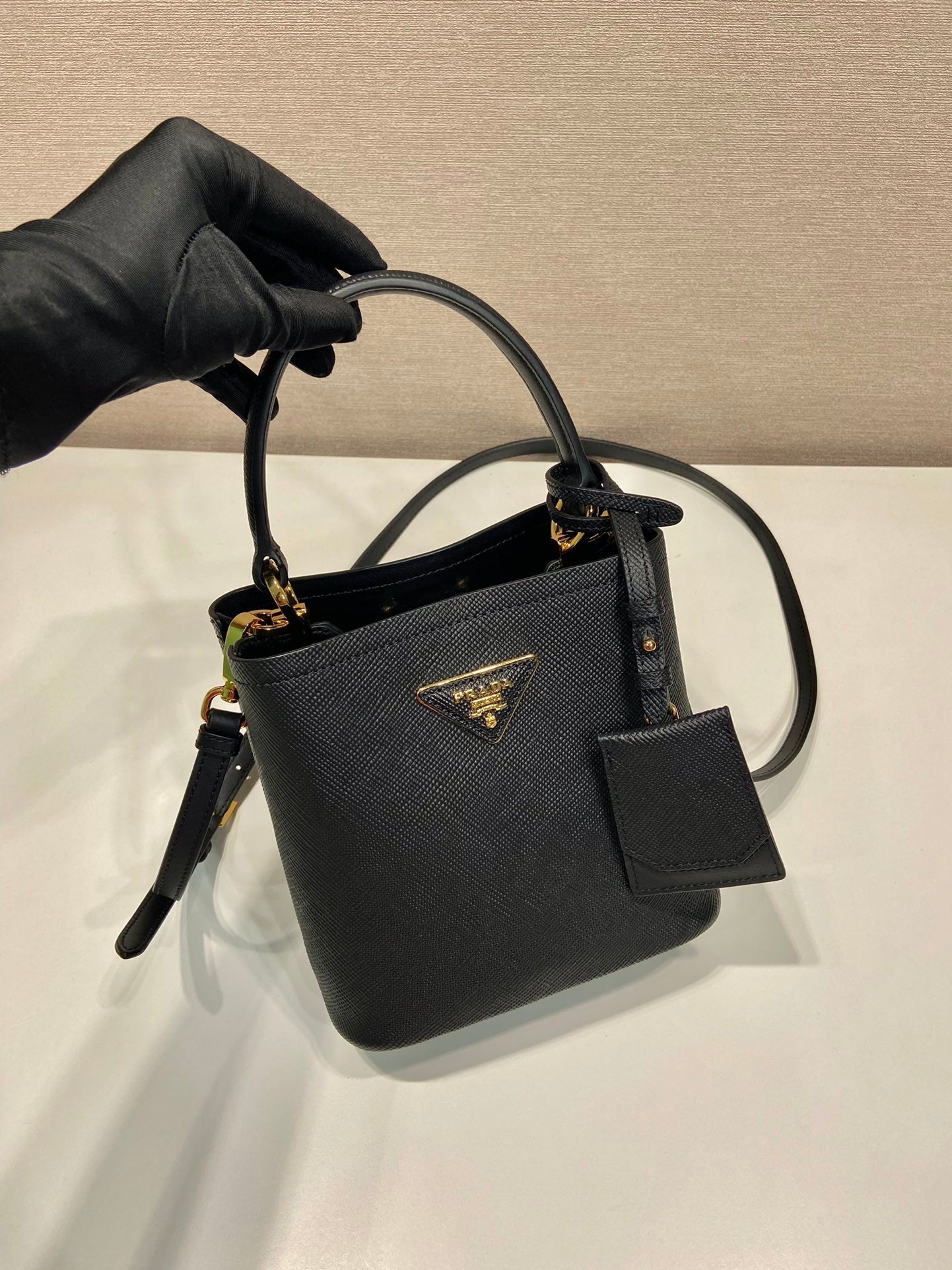 MINI SAC SEAU 18 EN CUIR SAFFIANO NOIR