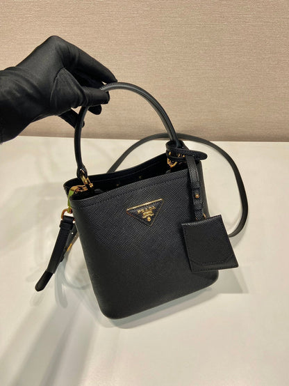 MINI SAC SEAU 18 EN CUIR SAFFIANO NOIR