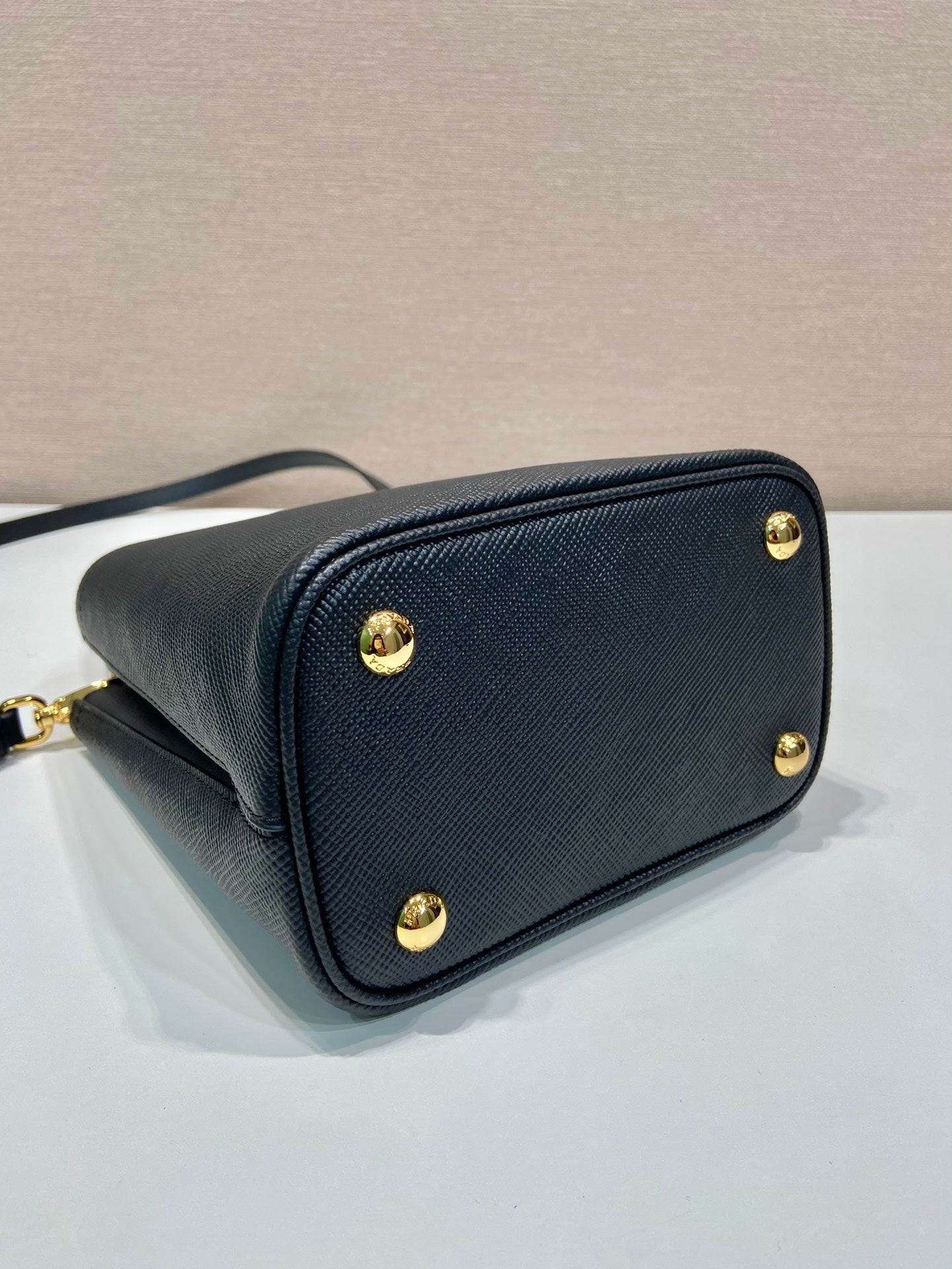 MINI SAC SEAU 18 EN CUIR SAFFIANO NOIR