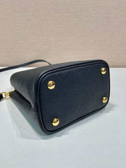 MINI SAC SEAU 18 EN CUIR SAFFIANO NOIR