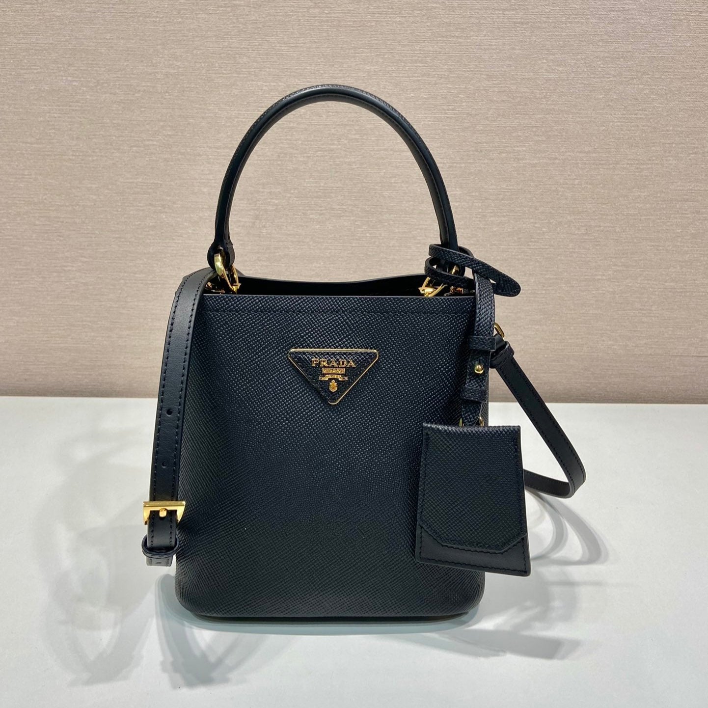 MINI SAC SEAU 18 EN CUIR SAFFIANO NOIR