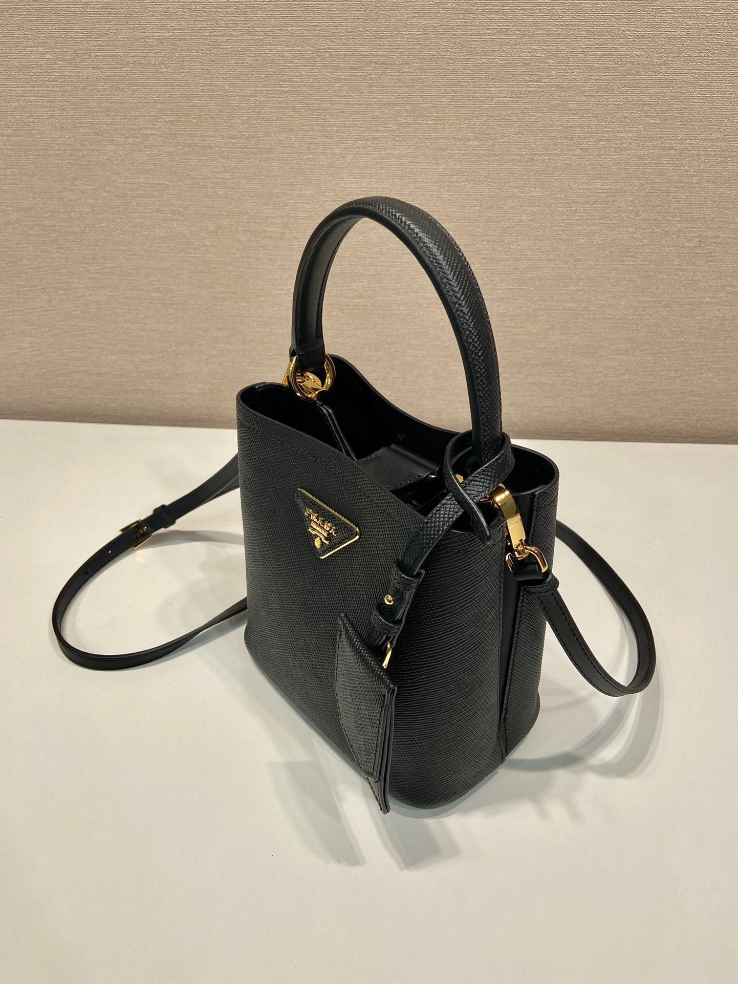 MINI SAC SEAU 18 EN CUIR SAFFIANO NOIR
