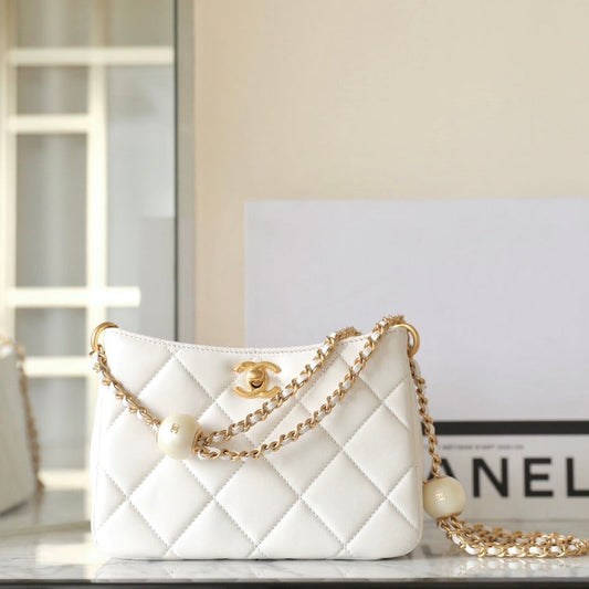 Sac hobo CC 24s 19 cm en cuir d'agneau blanc perle