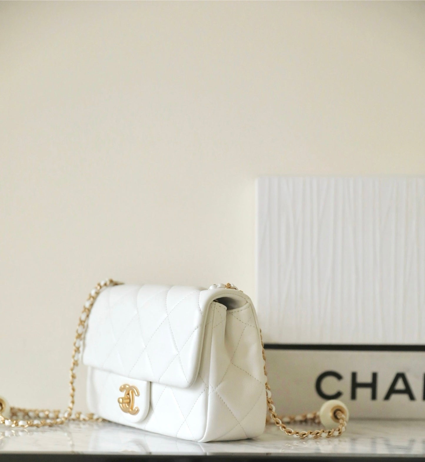 Mini sac à rabat CC 24S 20 cm en cuir d'agneau blanc avec boule de perles 