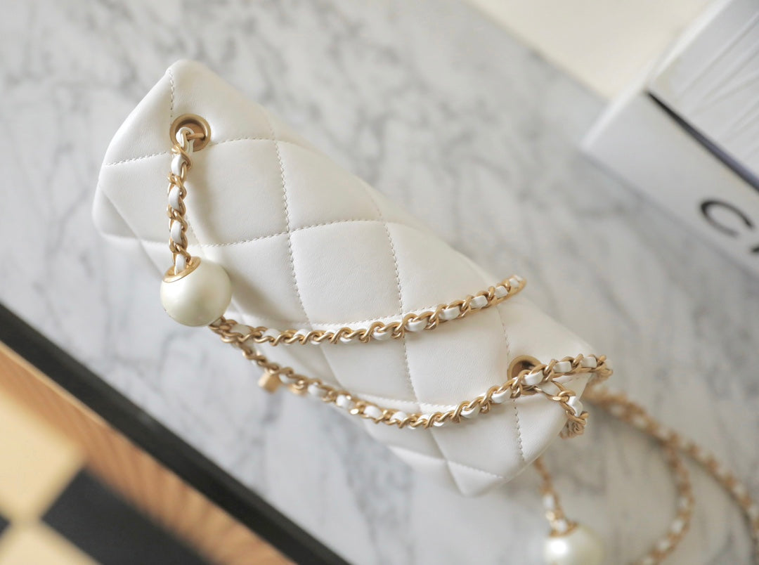 Mini sac à rabat CC 24S 20 cm en cuir d'agneau blanc avec boule de perles 