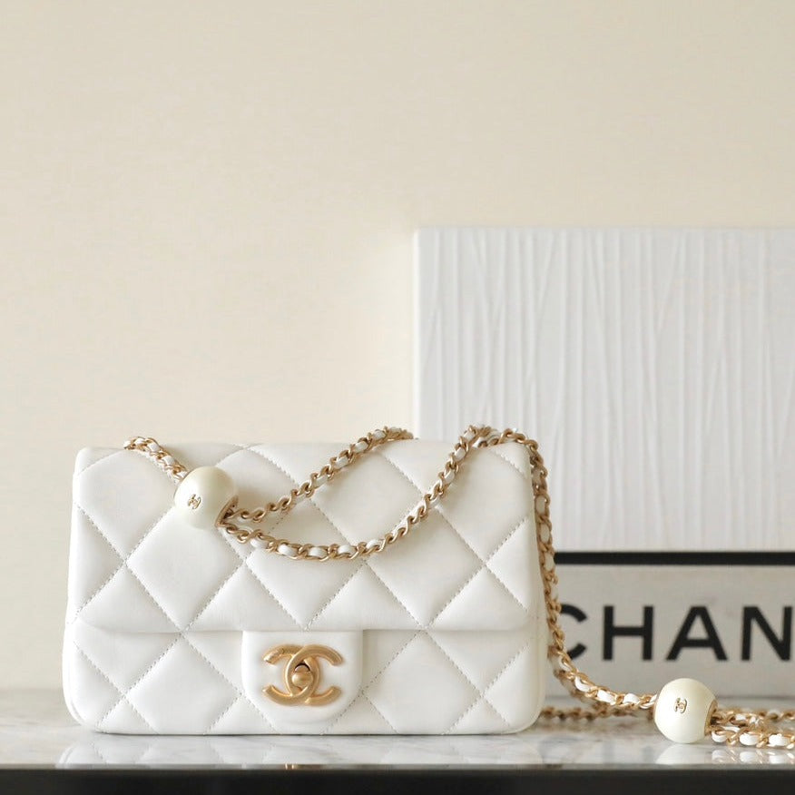 Mini sac à rabat CC 24S 20 cm en cuir d'agneau blanc avec boule de perles 