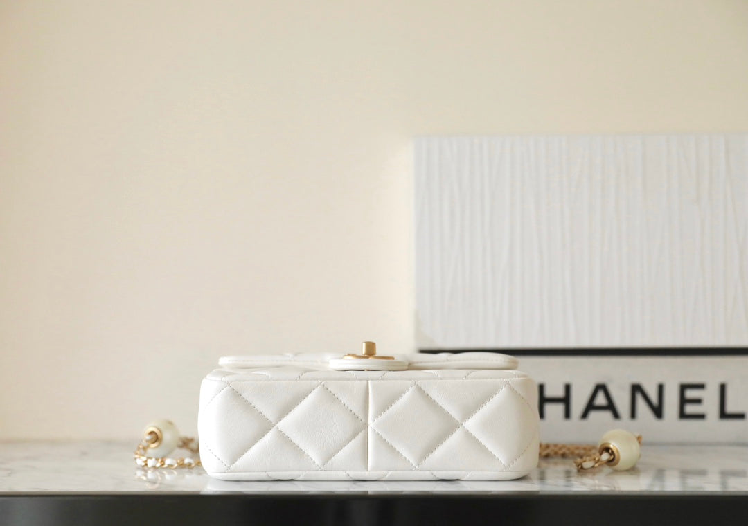 Mini sac à rabat CC 24S 20 cm en cuir d'agneau blanc avec boule de perles 