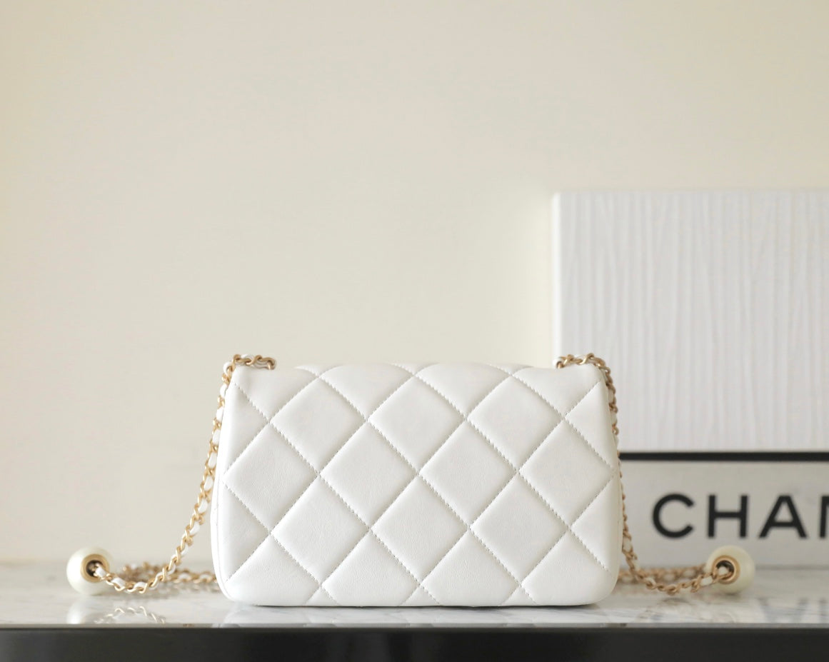 Mini sac à rabat CC 24S 20 cm en cuir d'agneau blanc avec boule de perles 