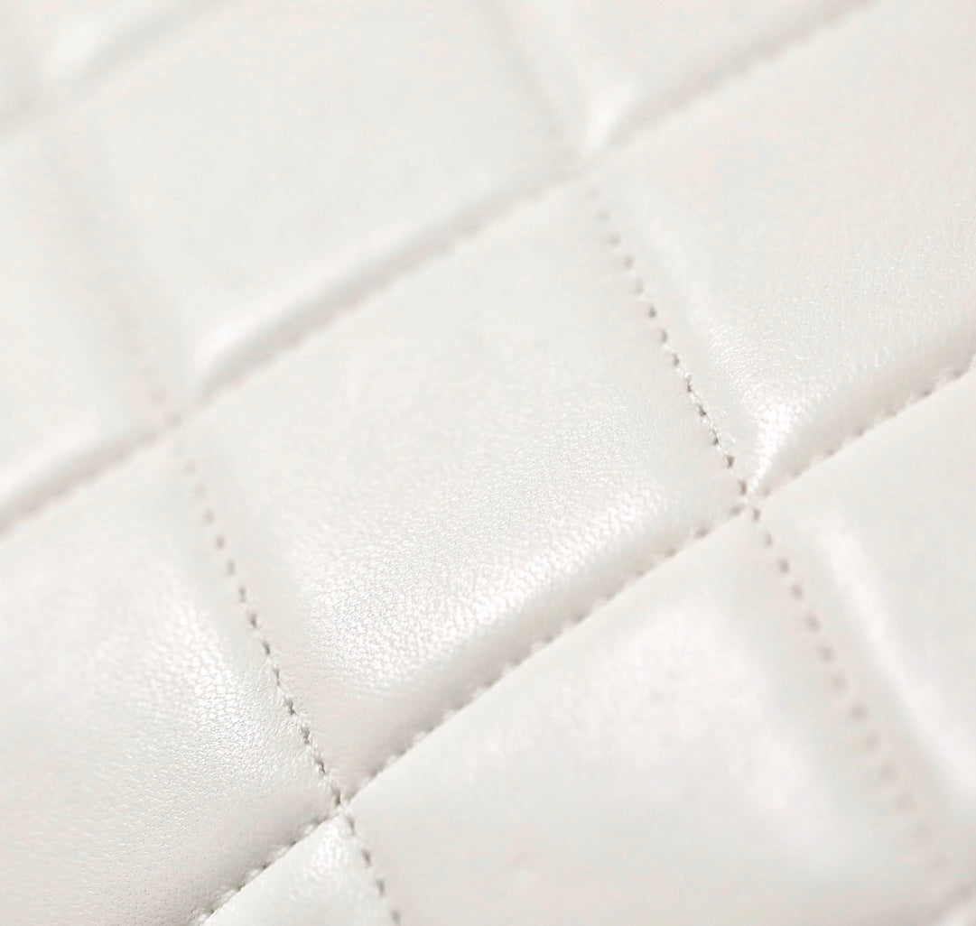 Mini sac à rabat CC 24S 20 cm en cuir d'agneau blanc avec boule de perles 