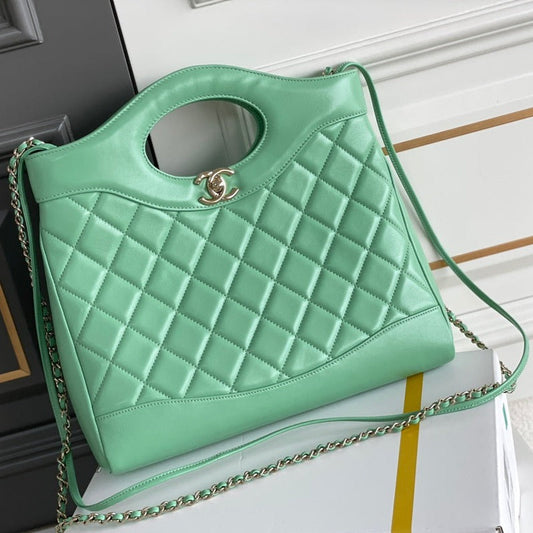 Sac shopping cc 24s31 30 cm en cuir d'agneau vert clair avec accessoires argentés