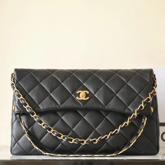 Sac hobo CC 24p 36 cm en cuir d'agneau noir et accessoires dorés 