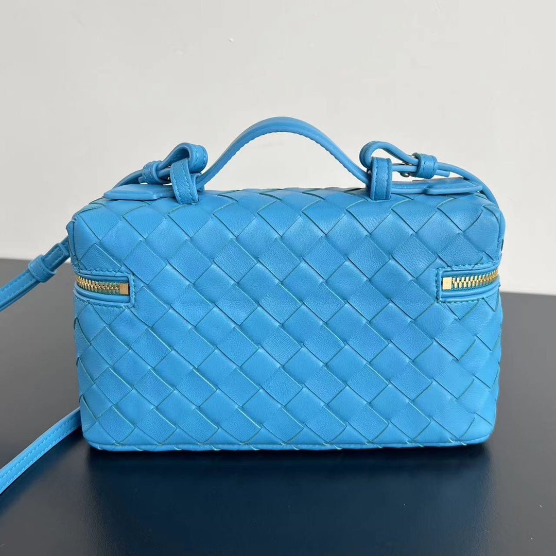 TROUSSE DE VANITY BANG BANG 22 EN CUIR DE VEAU BLEU CÉRULÉEN