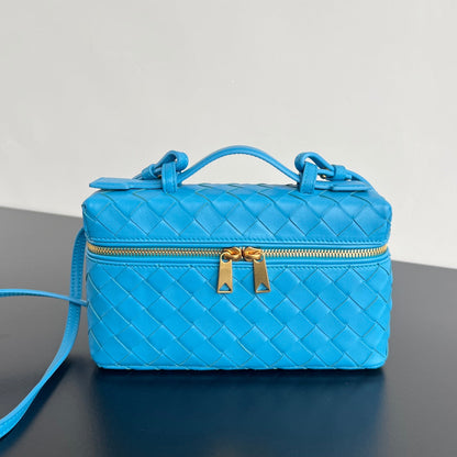TROUSSE DE VANITY BANG BANG 22 EN CUIR DE VEAU BLEU CÉRULÉEN