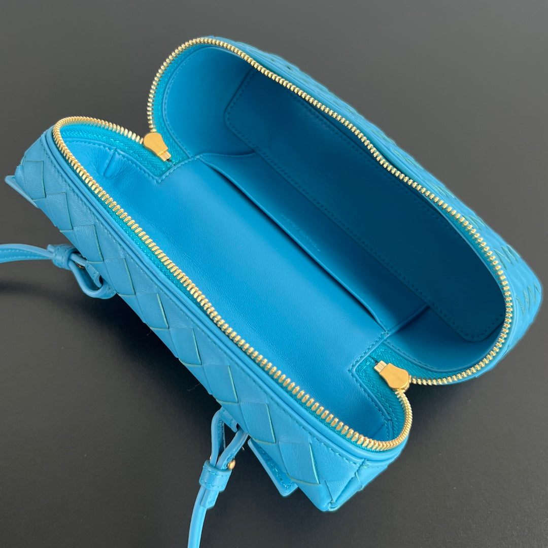 TROUSSE DE VANITY BANG BANG 22 EN CUIR DE VEAU BLEU CÉRULÉEN
