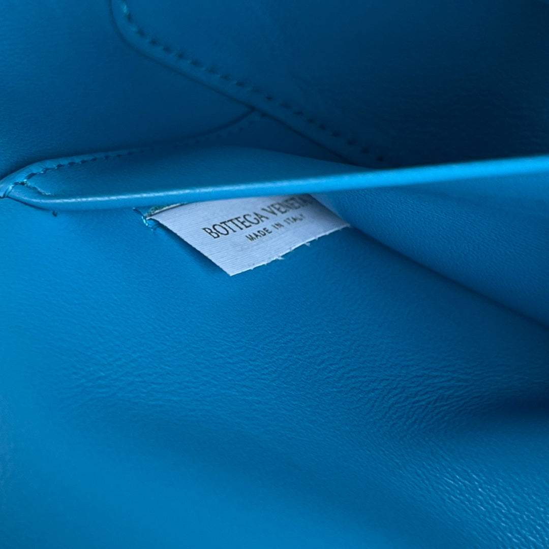 TROUSSE DE VANITY BANG BANG 22 EN CUIR DE VEAU BLEU CÉRULÉEN