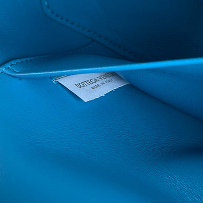 TROUSSE DE VANITY BANG BANG 22 EN CUIR DE VEAU BLEU CÉRULÉEN