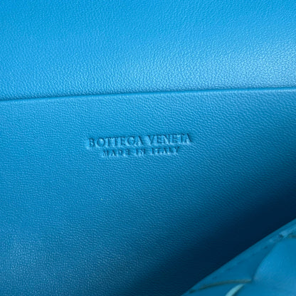 TROUSSE DE VANITY BANG BANG 22 EN CUIR DE VEAU BLEU CÉRULÉEN