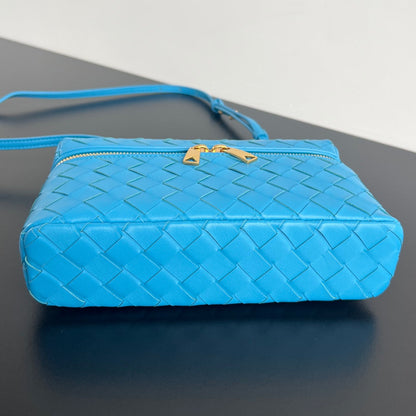 TROUSSE DE VANITY BANG BANG 22 EN CUIR DE VEAU BLEU CÉRULÉEN