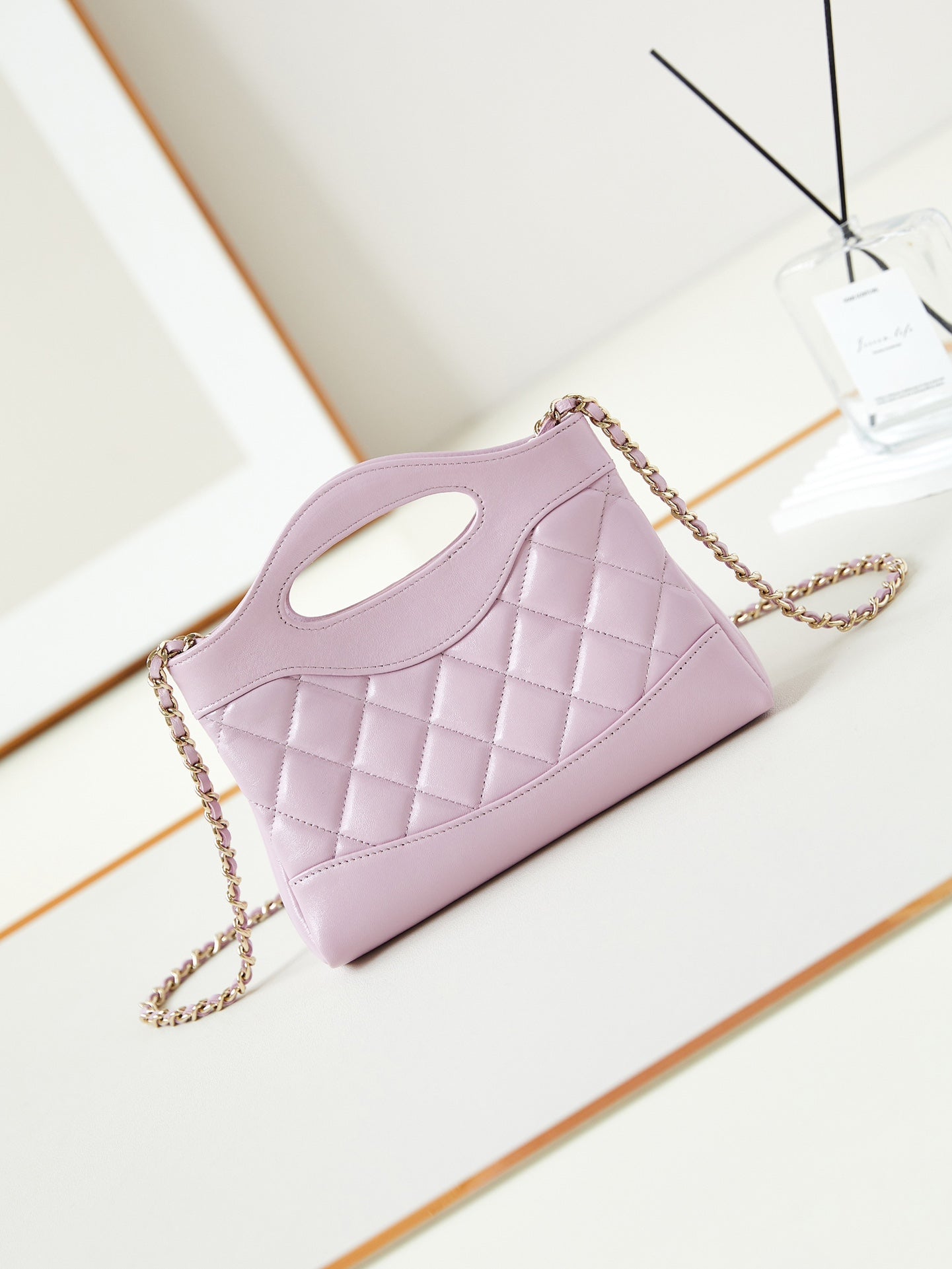 Sac shopping nano cc 24s31 17,5 cm en cuir d'agneau rose avec finitions dorées