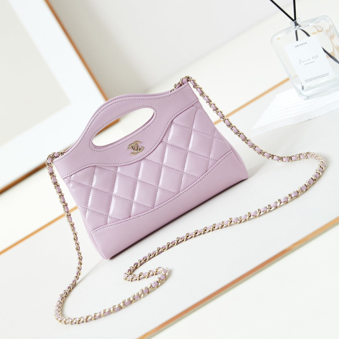 Sac shopping nano cc 24s31 17,5 cm en cuir d'agneau rose avec finitions dorées
