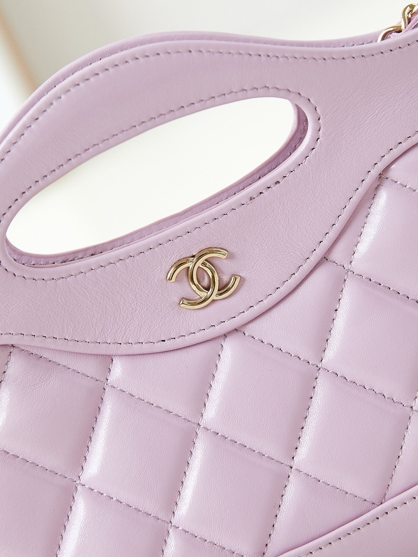 Sac shopping nano cc 24s31 17,5 cm en cuir d'agneau rose avec finitions dorées