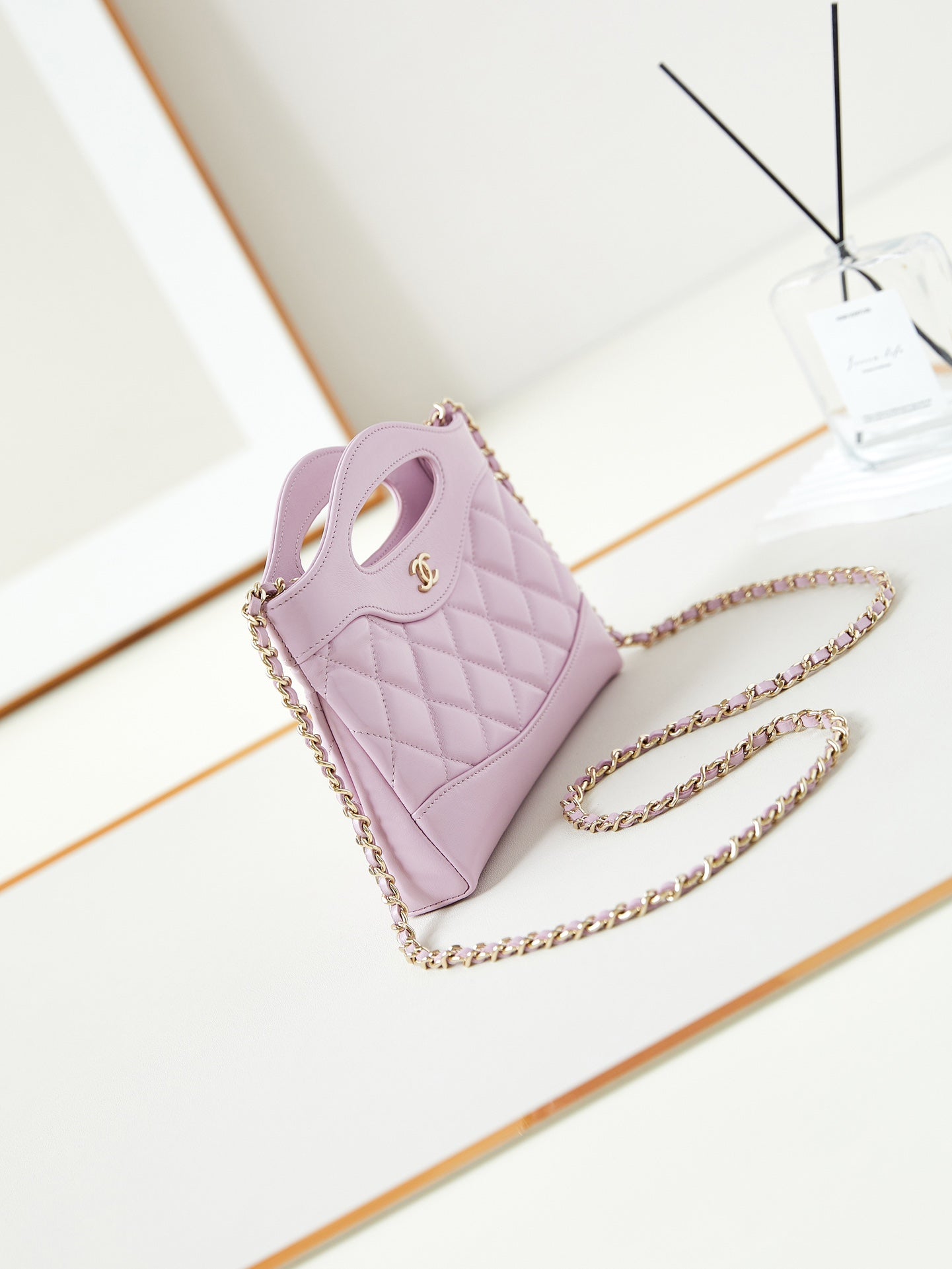 Sac shopping nano cc 24s31 17,5 cm en cuir d'agneau rose avec finitions dorées