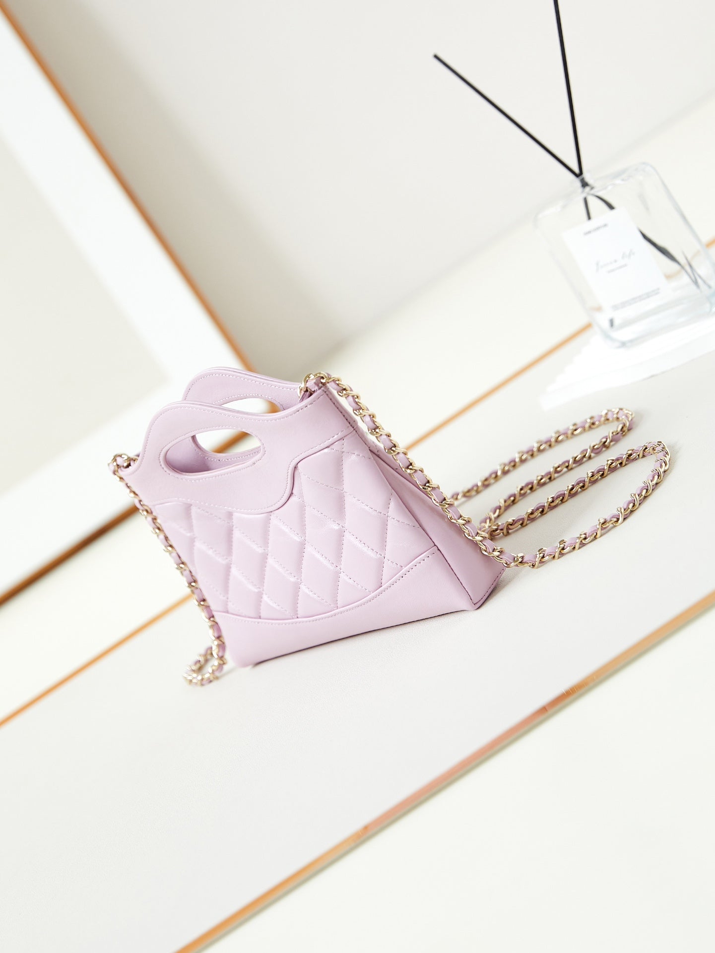 Sac shopping nano cc 24s31 17,5 cm en cuir d'agneau rose avec finitions dorées
