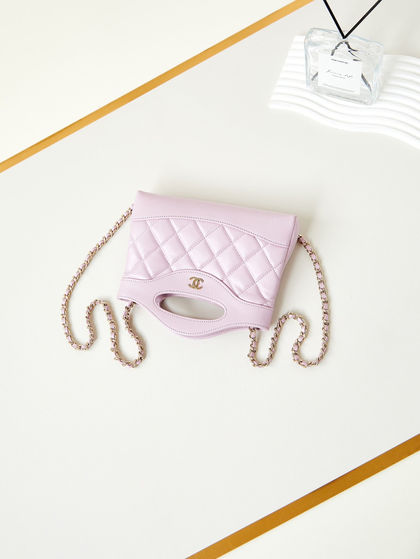 Sac shopping nano cc 24s31 17,5 cm en cuir d'agneau rose avec finitions dorées