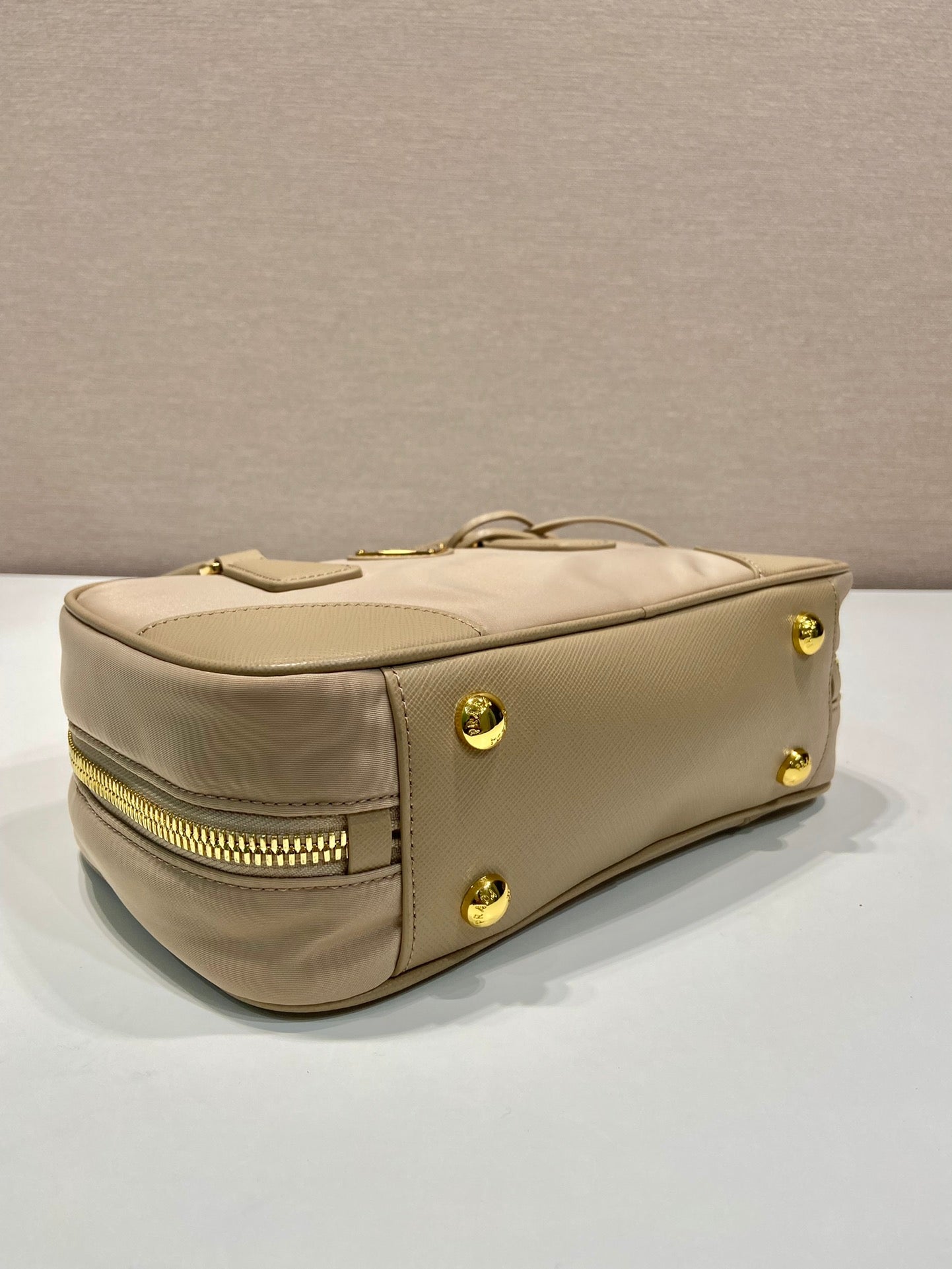 PETIT SAC À MAIN 25 EN NYLON MOUSSE SÉCHÉE ET GARNITURE EN CUIR DE VEAU