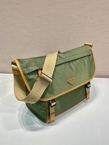 Grand sac à rabat 30 en nylon recyclé vert algue et garniture en cuir de veau marron