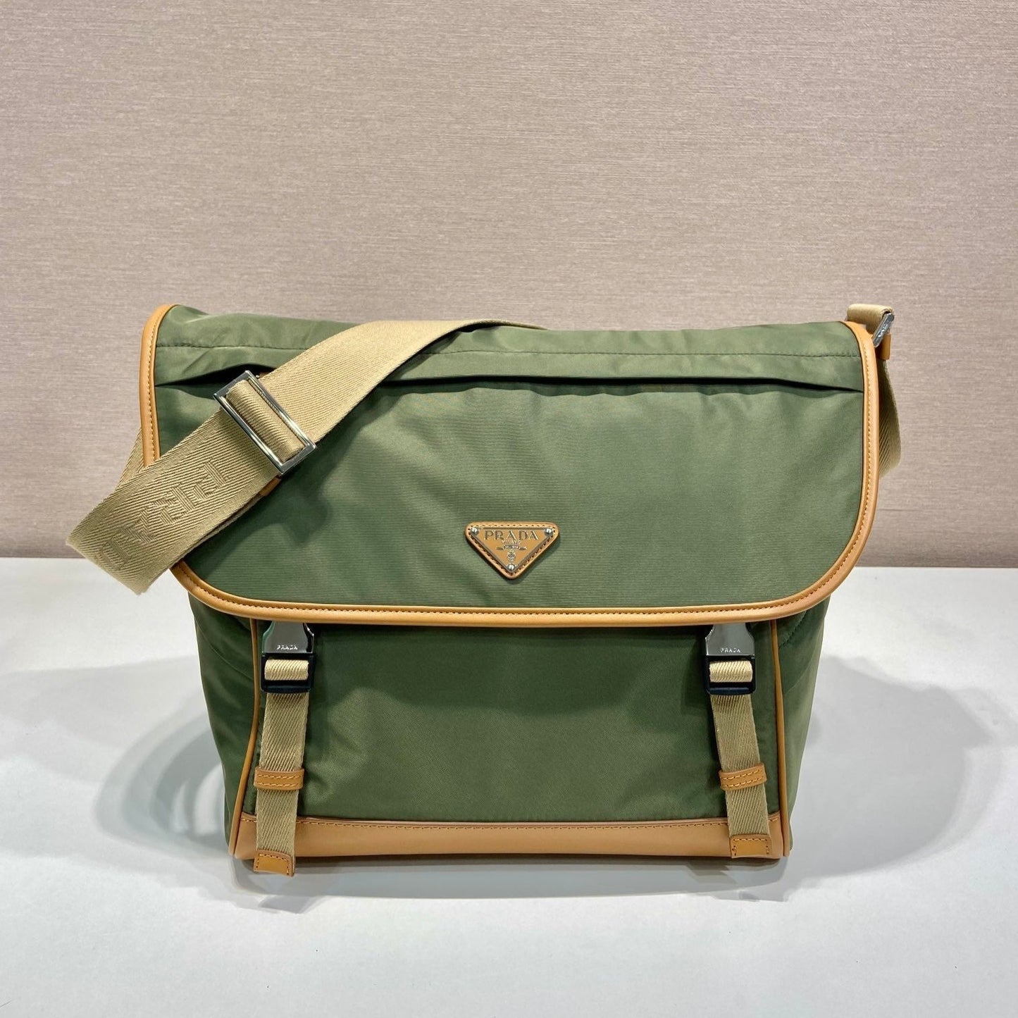 Grand sac à rabat 30 en nylon recyclé vert algue et garniture en cuir de veau marron