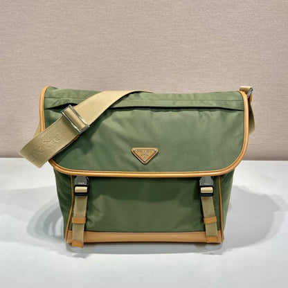 Grand sac à rabat 30 en nylon recyclé vert algue et garniture en cuir de veau marron