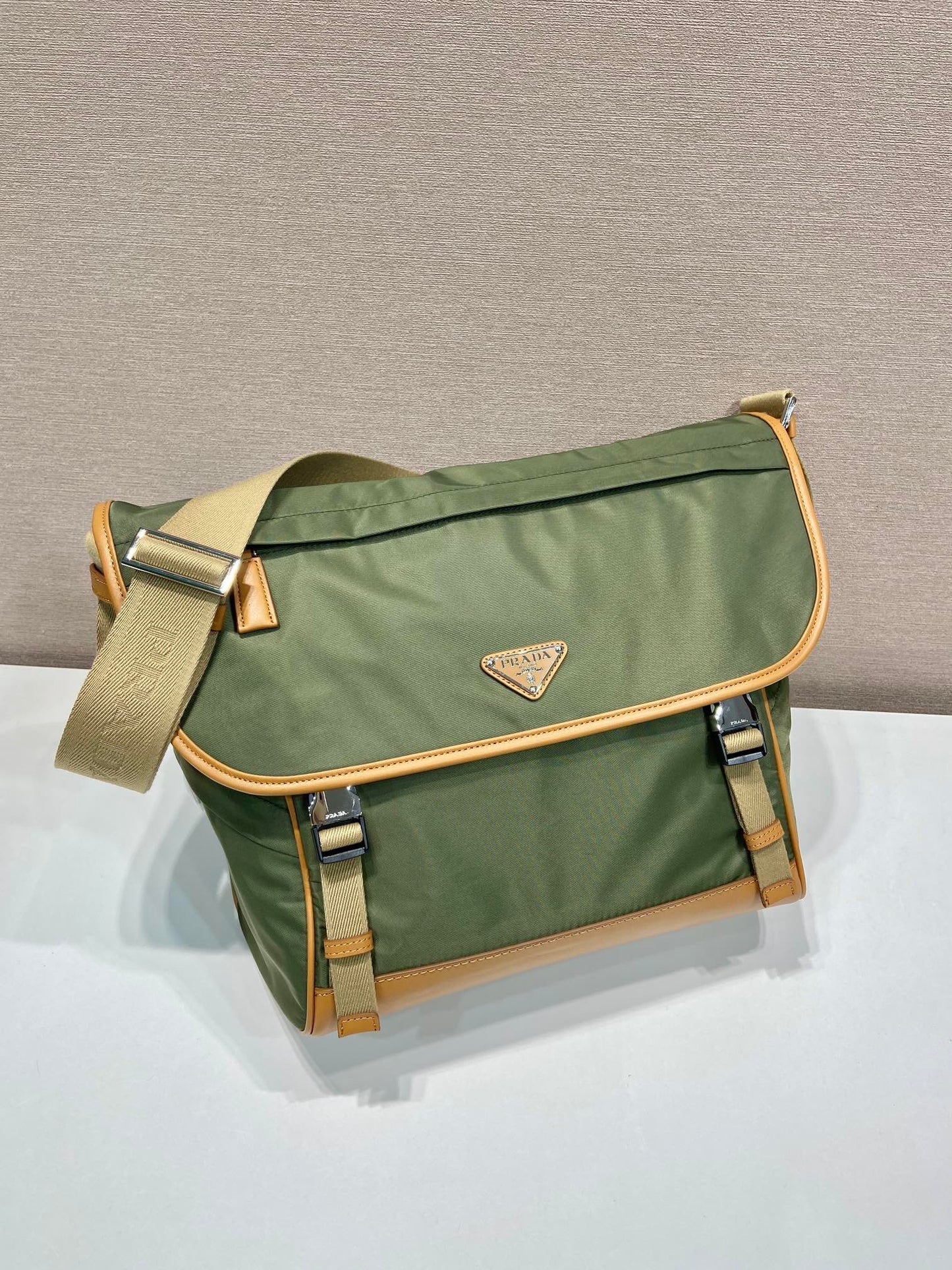 Grand sac à rabat 30 en nylon recyclé vert algue et garniture en cuir de veau marron