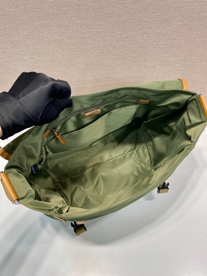 Grand sac à rabat 30 en nylon recyclé vert algue et garniture en cuir de veau marron
