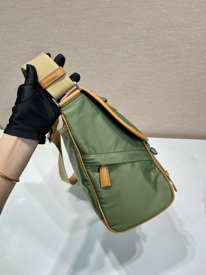 Grand sac à rabat 30 en nylon recyclé vert algue et garniture en cuir de veau marron