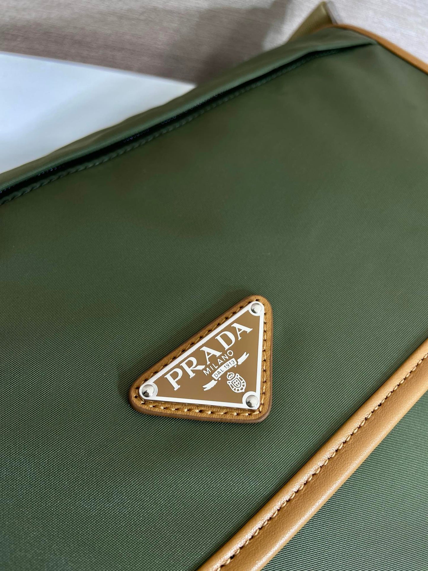 Grand sac à rabat 30 en nylon recyclé vert algue et garniture en cuir de veau marron